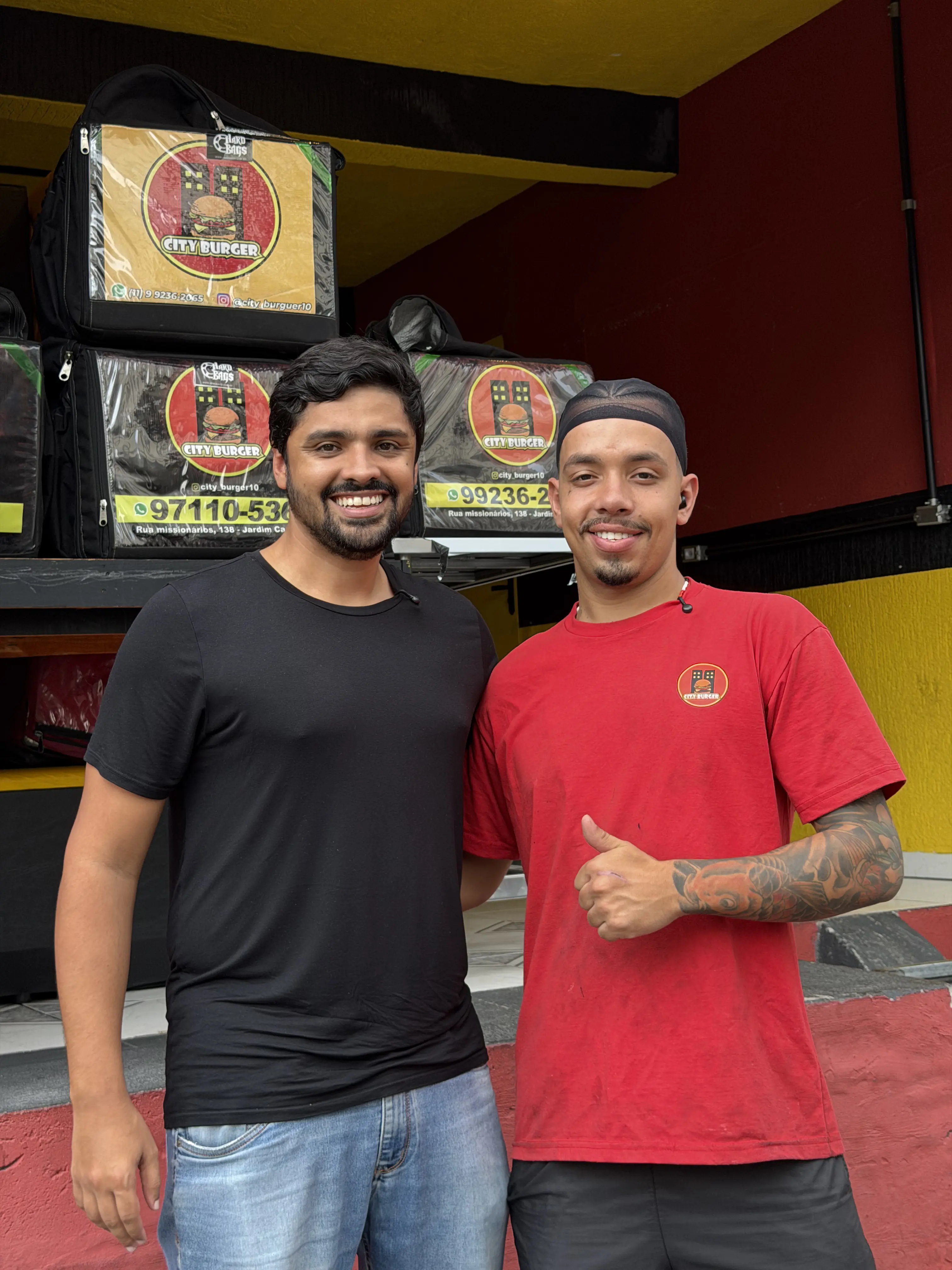 Equipe na frente das bags de delivery City Burger