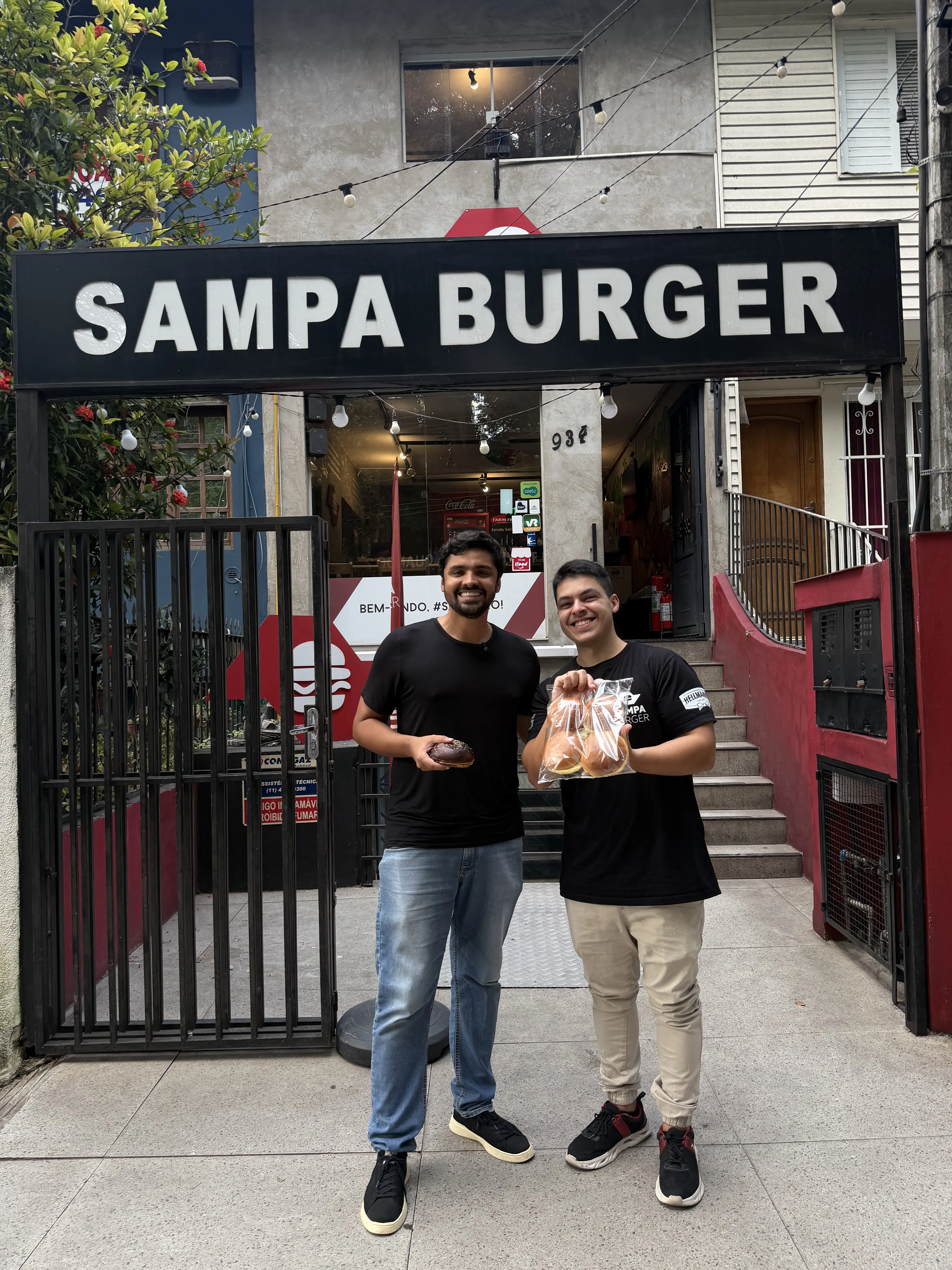 Giulio na frente da hamburgueria Sampa Burger