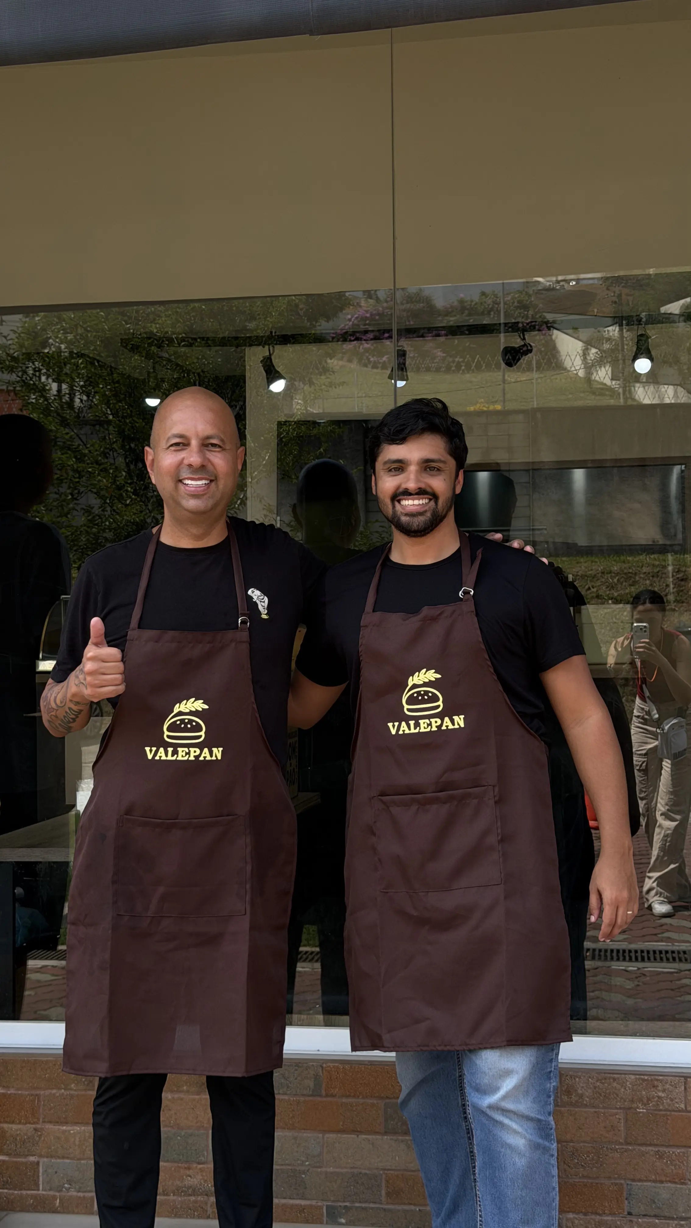 Equipe do Sanduba do Careca com aventais Valepan na fachada